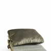 Oreiller Wobbel Original Aventurine installé sur le matelas assorti