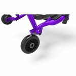 Zoom sur la roue et le système de frein du Ezyroller Classic X violet, modèle pour enfants de 4 à 14 ans.