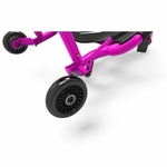 Zoom sur la roue arrière et le système de frein du Ezyroller Classic X rose, modèle pour enfants de 4 à 14 ans.