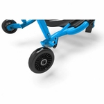 Détail du frein et de la roue arrière du kart Ezyroller Classic X bleu.