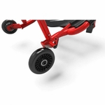 Gros plan sur la roue arrière et le système de freinage du Ezyroller Classic X rouge, kart pour enfants de 4 à 14 ans.