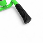 Détail du repose-pied antidérapant du Ezyroller Classic vert – poignée ergonomique en caoutchouc noir