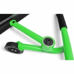 Détail du système de pivot et des roues du Ezyroller Classic vert – conception robuste et fluide