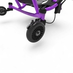Détail de la roue avant du kart Ezyroller Drifter X violet.