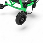 Détail de la roue avant du Ezyroller Drifter X vert avec son système de frein.