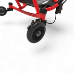 Gros plan sur la roue avant du Ezyroller Drifter X rouge avec son système de freinage.