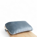 Oreiller Wobbel Original couleur Aquamarine sur une planche en bois