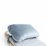 Oreiller Wobbel Original Aquamarine installé sur le matelas assorti