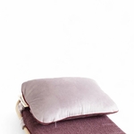 Oreiller Wobbel Original Améthyste installé sur le matelas Wobbel Deck assorti