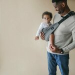 porte-bebe-boba-buddy-gris-utilise-en-portage-lateral-par-un-pere