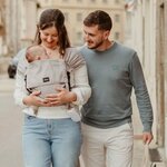 porte-bebe-p-tit-evo-neobulle-coloris-plume-porte-devant-en-balade-en-famille