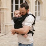 neo-neobulle-coloris-ebene-porte-devant-par-le-papa-moment-complice