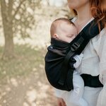 my-neo-neobulle-coloris-noir-gros-plan-portage-ventral-bebe-endormi