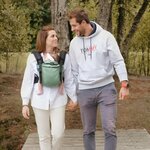 my-neo-neobulle-coloris-vert-porte-devant-balade-en-famille-sur-un-chemin