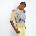 Papa portant un nouveau-né avec le PhysioCarrier 2 Grey Love Radius