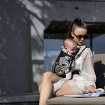 Maman portant bébé en PhysioCarrier 2 Black Orchid Love Radius