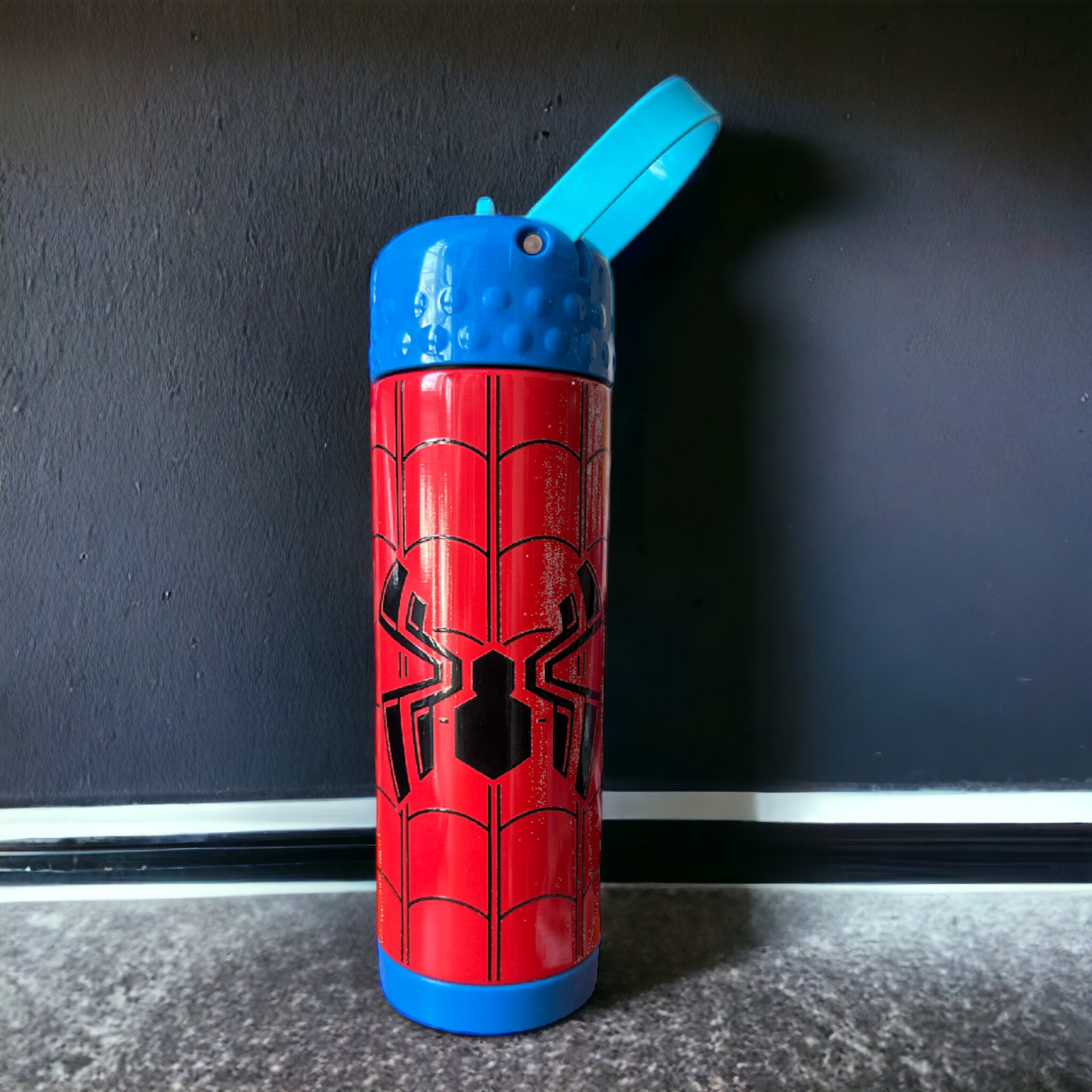 Marvel Gourde rouge pour enfants en aluminium Spiderman Homme Araignée 530  ml avec bec et bouchon de sécurité : : Fournitures de bureau