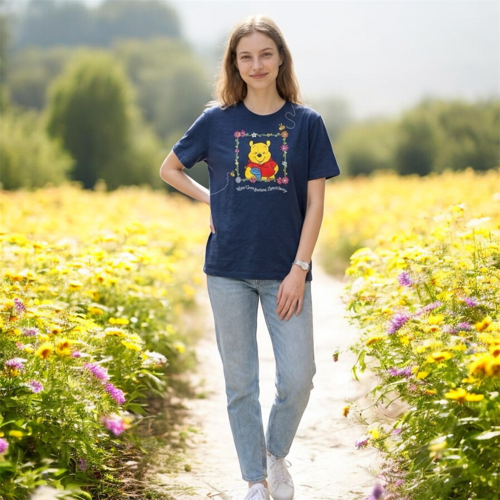 Disney - Winnie lourson : T-shirt flowers « Where there are bees, theres honey » le palais des goodies