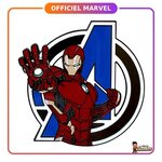 Marvel - Avengers Campus : Pin’s Iron Man devant le logo Avengers OE