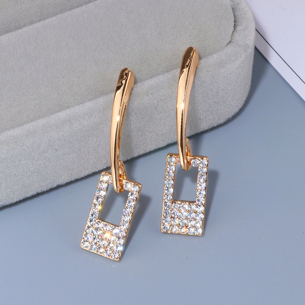 Légères et intemporelles, elles accompagnent chaque style avec subtilité.