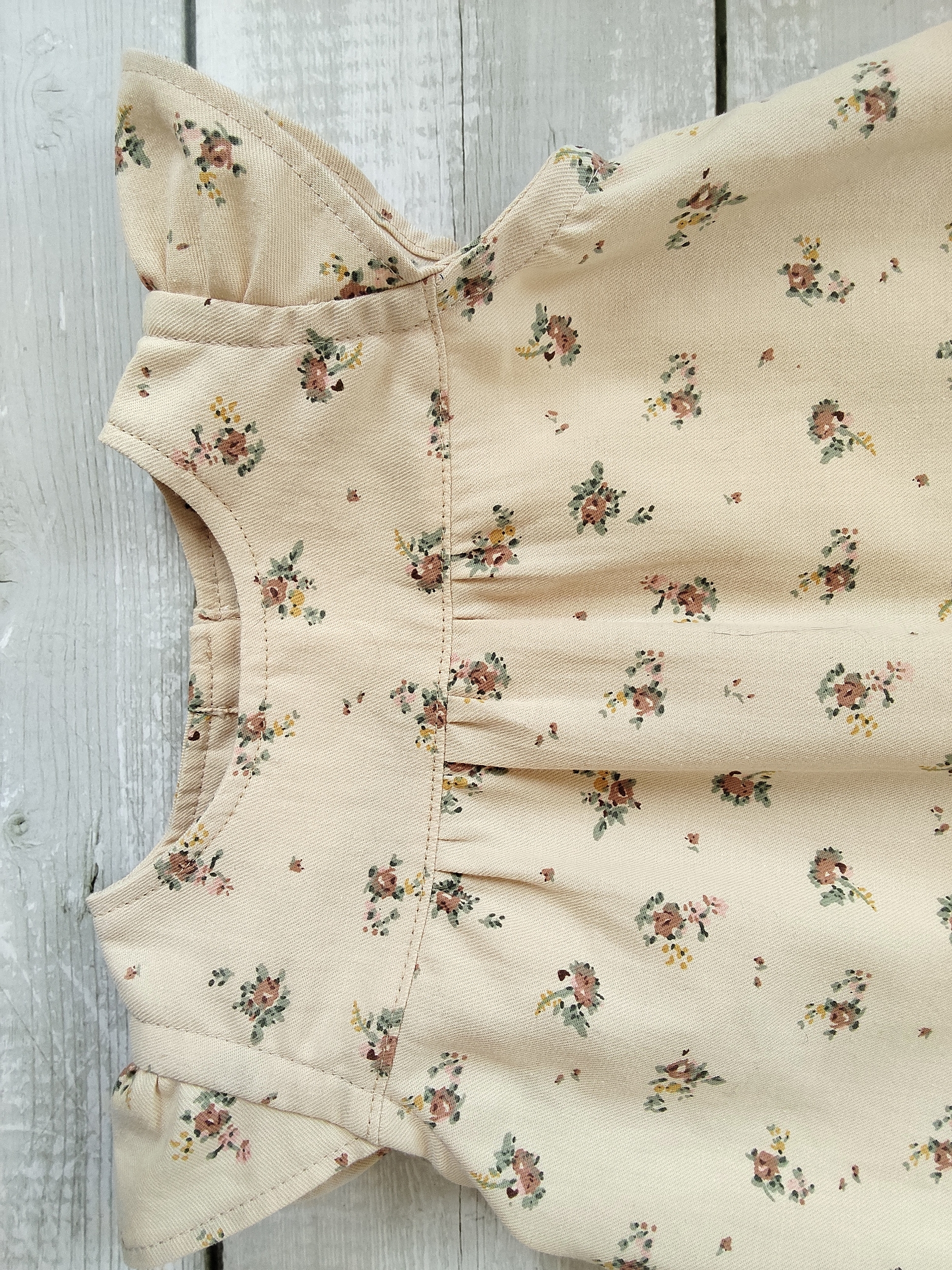 robe sans manche beige fleurs (5)