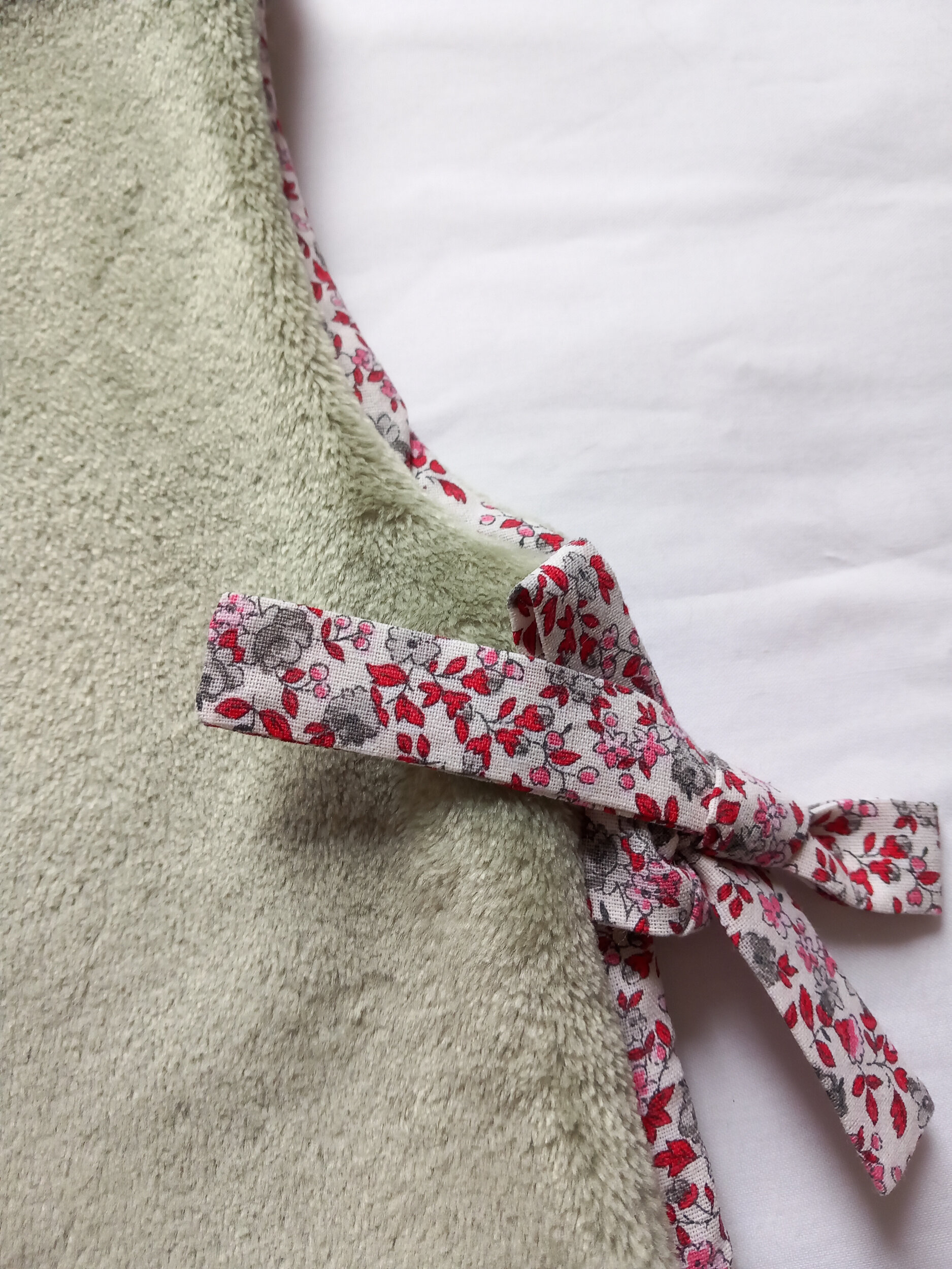 plastron-bebe-vert-fait-main-doublure-coton-fleuri (1)
