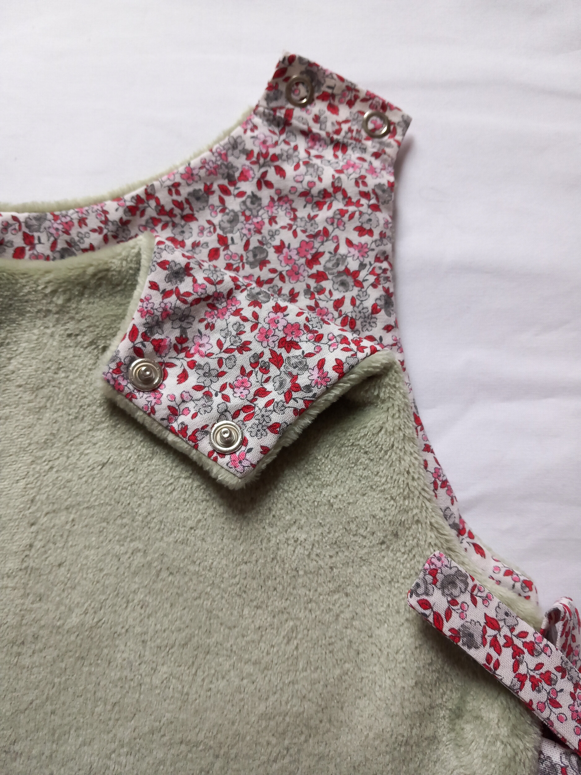 plastron-bebe-vert-fait-main-doublure-coton-fleuri (2)