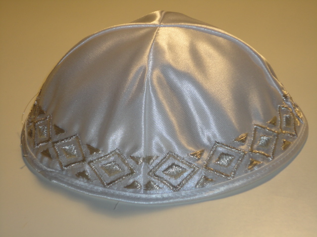 Kippa satin blanc avec liseré lozange