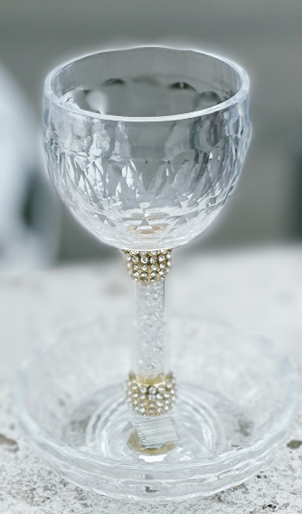 Verre de kidouch en cristal avec strass sur fonds or avec soucoupe