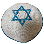 kippa tricotée bleue sur blanc
