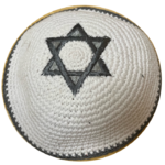 kippa tricotée gris sur blanc