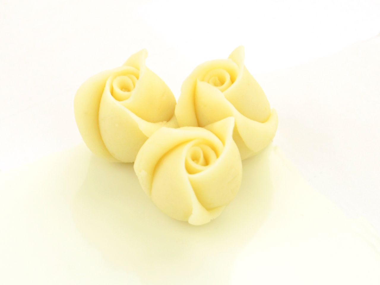 Fleur en amande - Rose 2 cm - Blanc