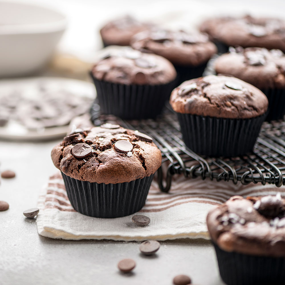 Petites Caissettes De Cupcake En Papier De Couleur Isolées Sur Fond Noir  Banque D'Images et Photos Libres De Droits. Image 176548281