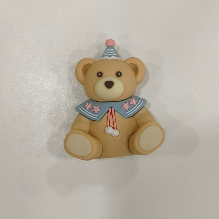 Figurine - Ourson assis avec chapeau - Bleu