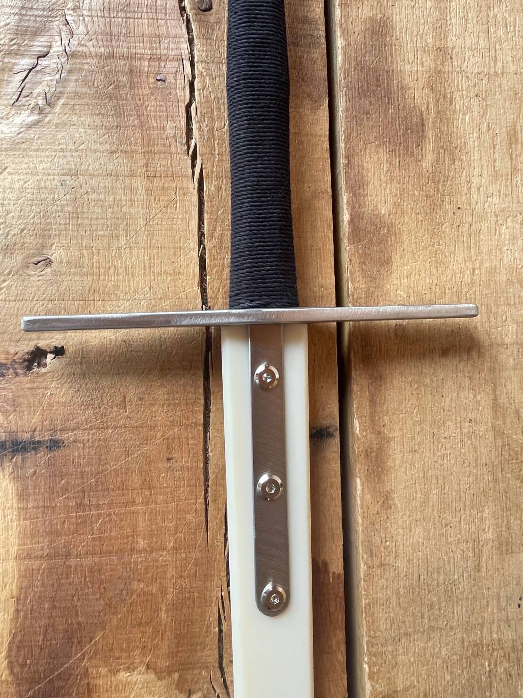 garde-epee-deux-mains-synthetique