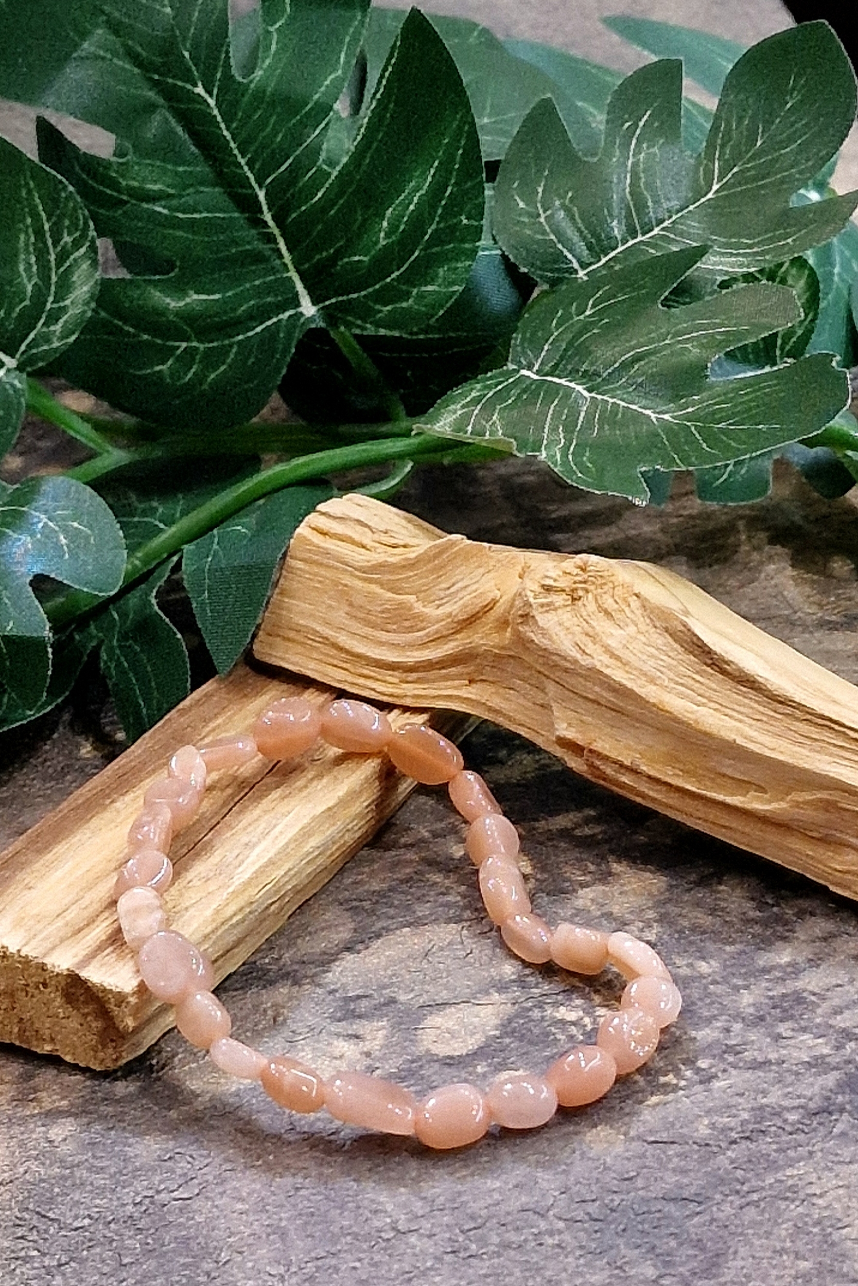 Bracelet mini roulé pierre de lune beige rosé