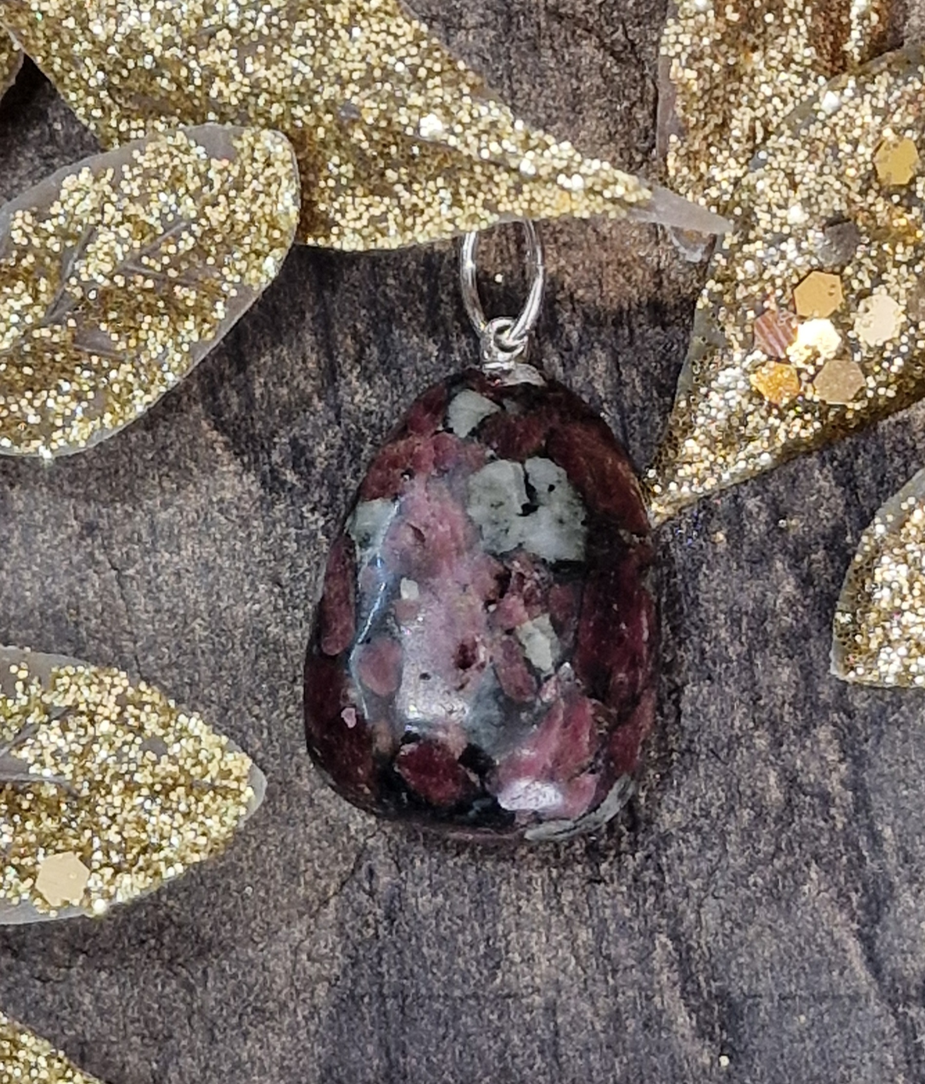 Pendentif eudyalite