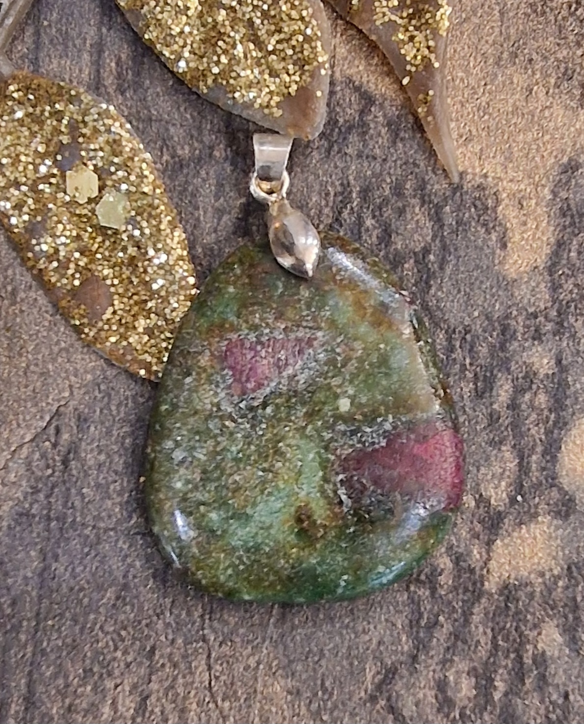 pendentifgaletrubiszoisite