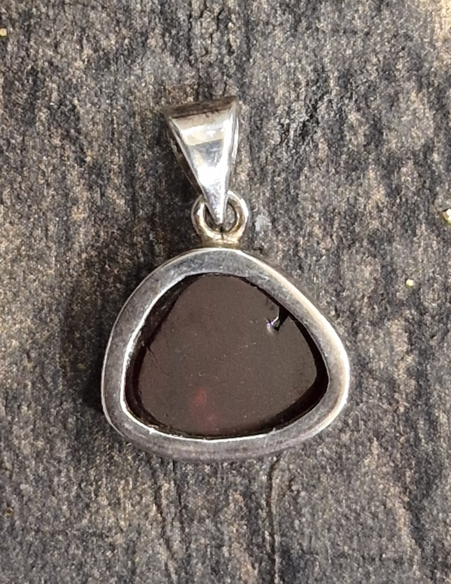 pendentif-argent-grenat-brut-arriere-95edos