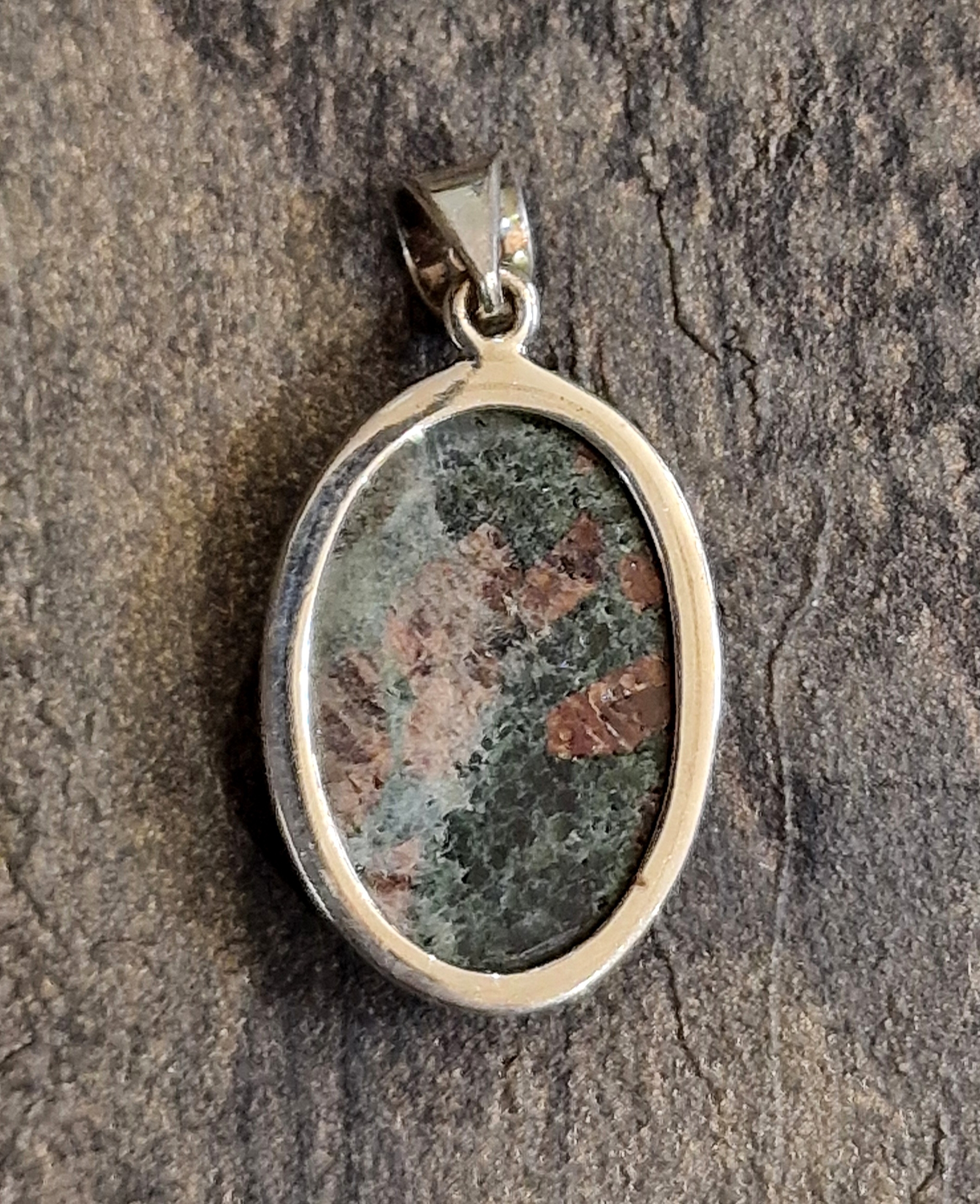 pendentif-argent-grenat-rouge-et-vert-arriere-95e