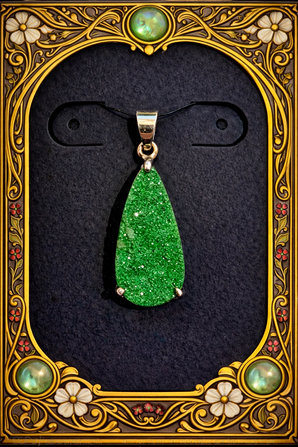 Pendentif grenat uvarovite