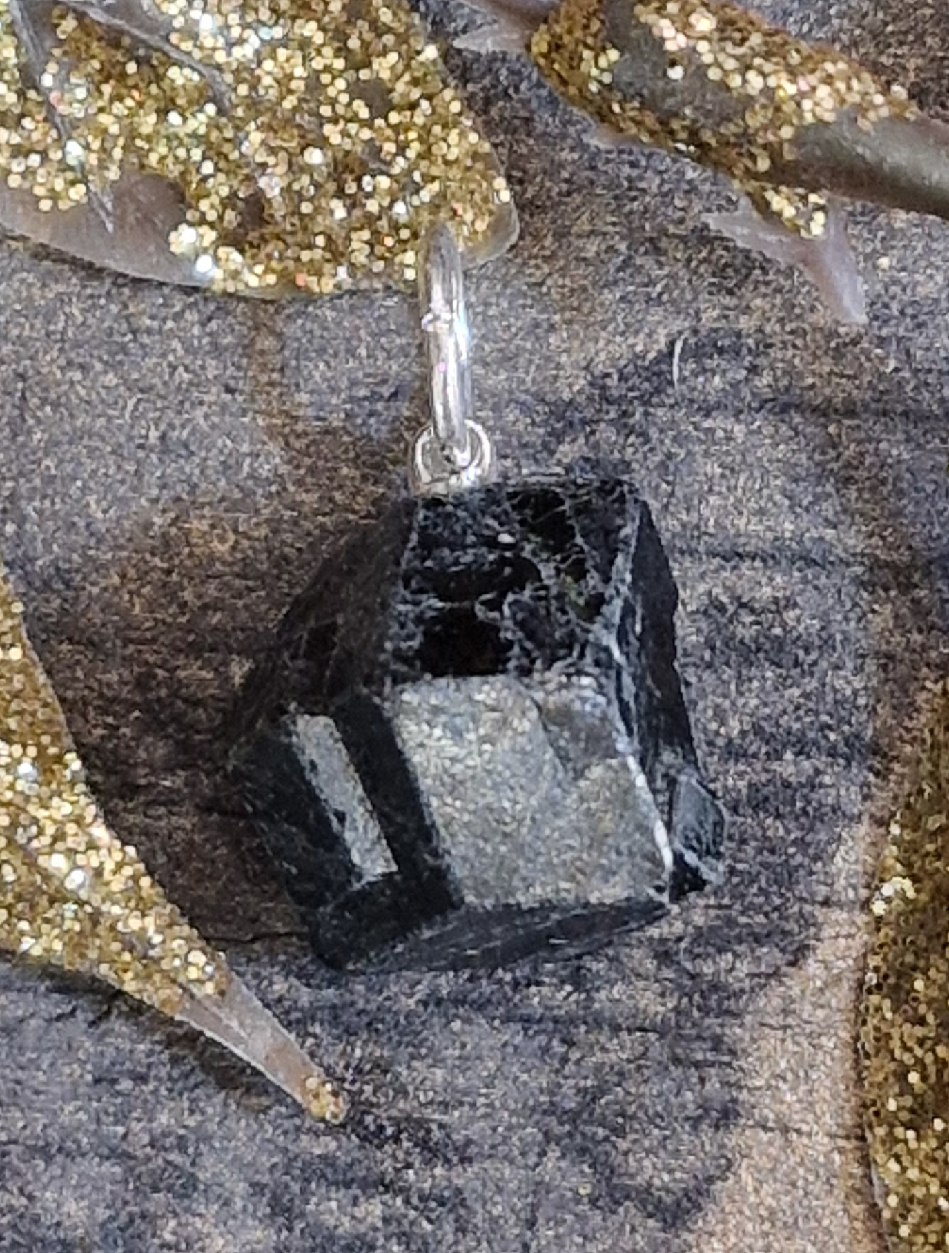 Pendentif grenat noir