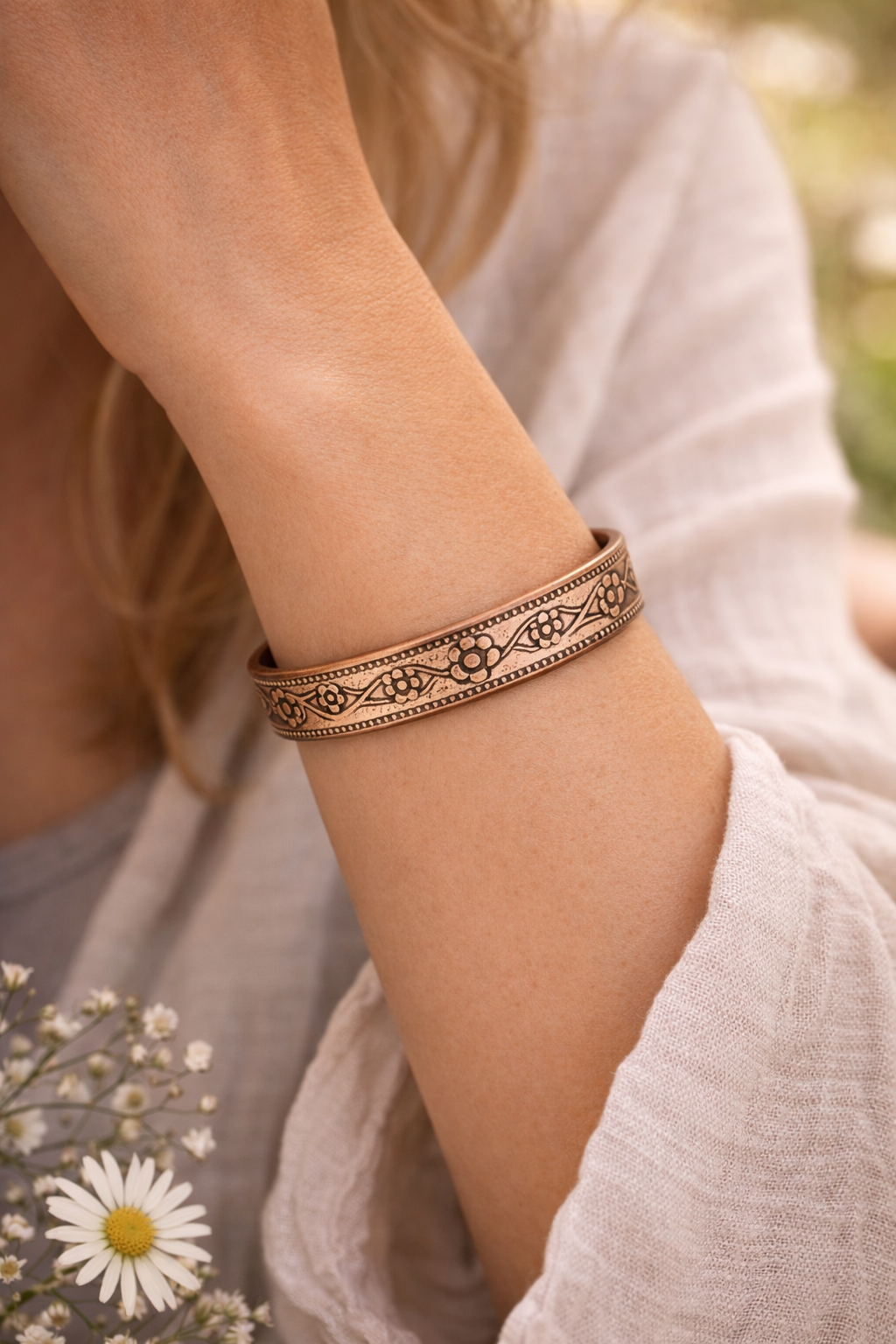 bracelet-cuivre-motif-floral-porte