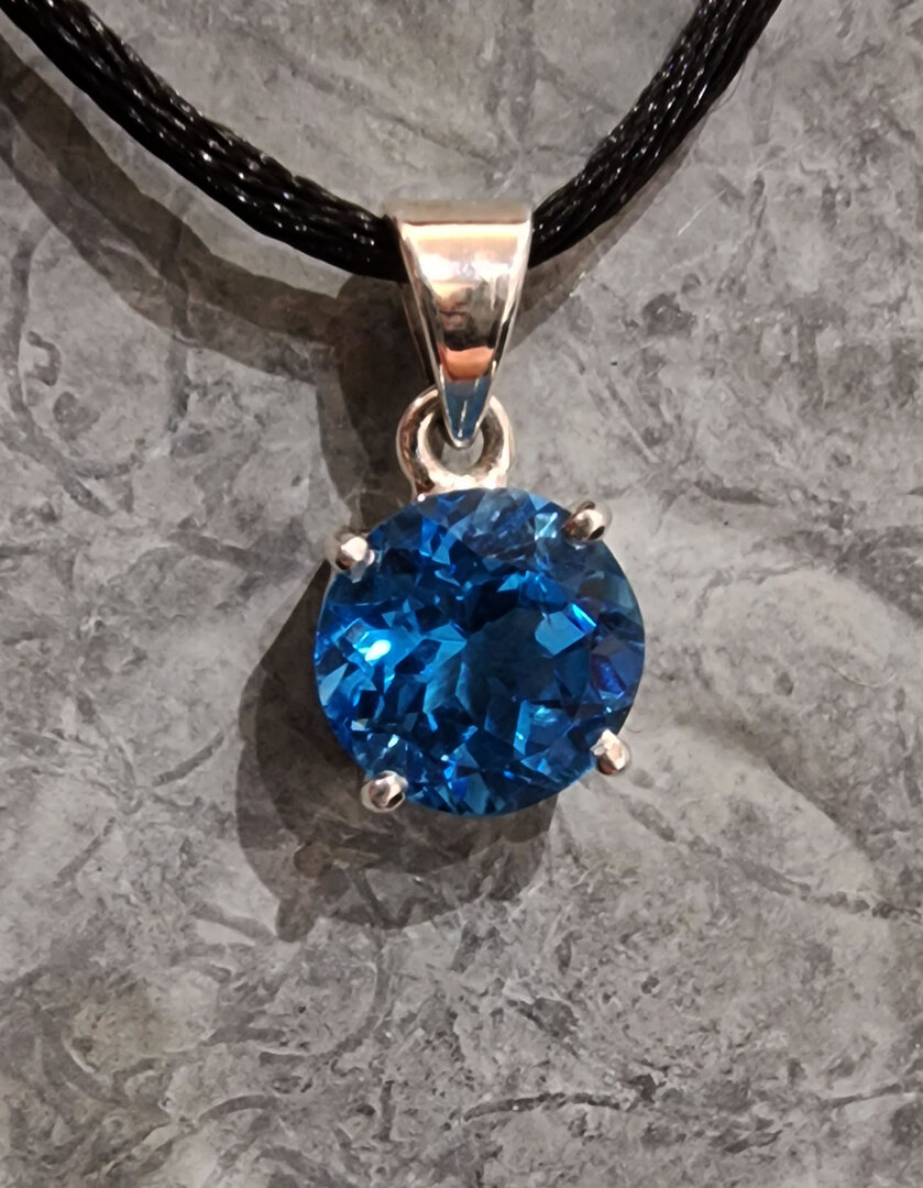 Pendentif Topaze Bleue Synthétique - Monture Argent 925 & Plaqué Or Rose 14K - 9.26 Carats - Neuf Avec Étiquettes
