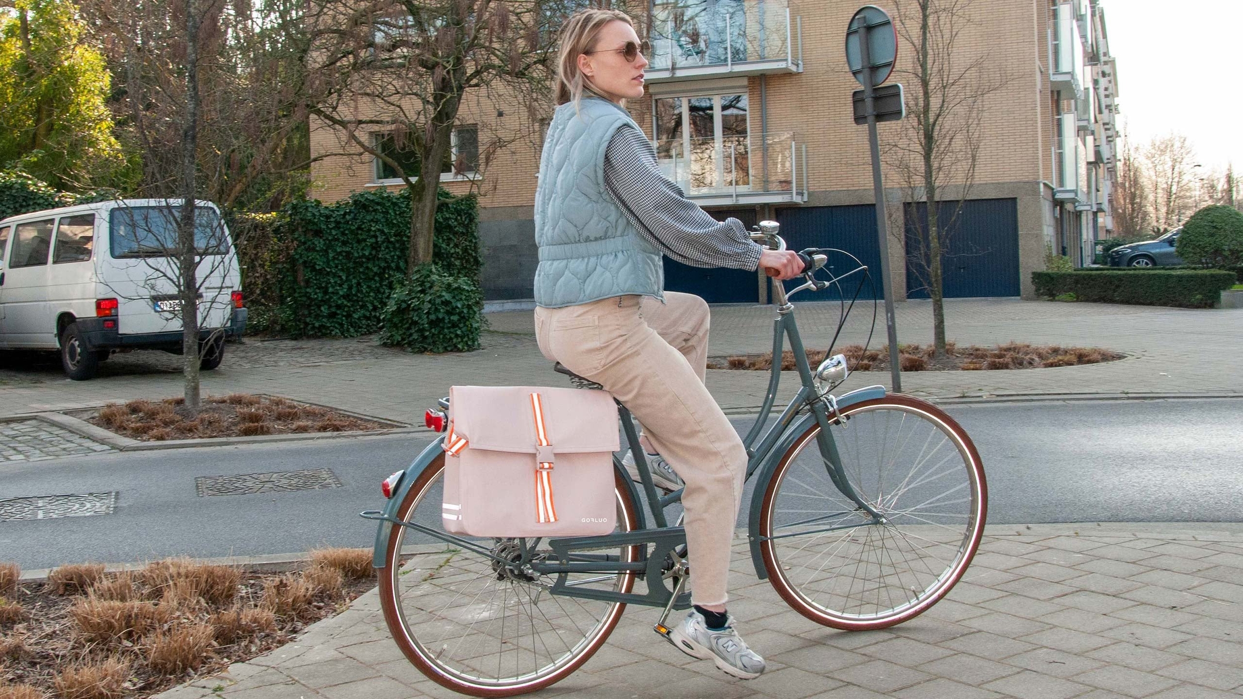 sac-arriere-robe-femme-a-velo