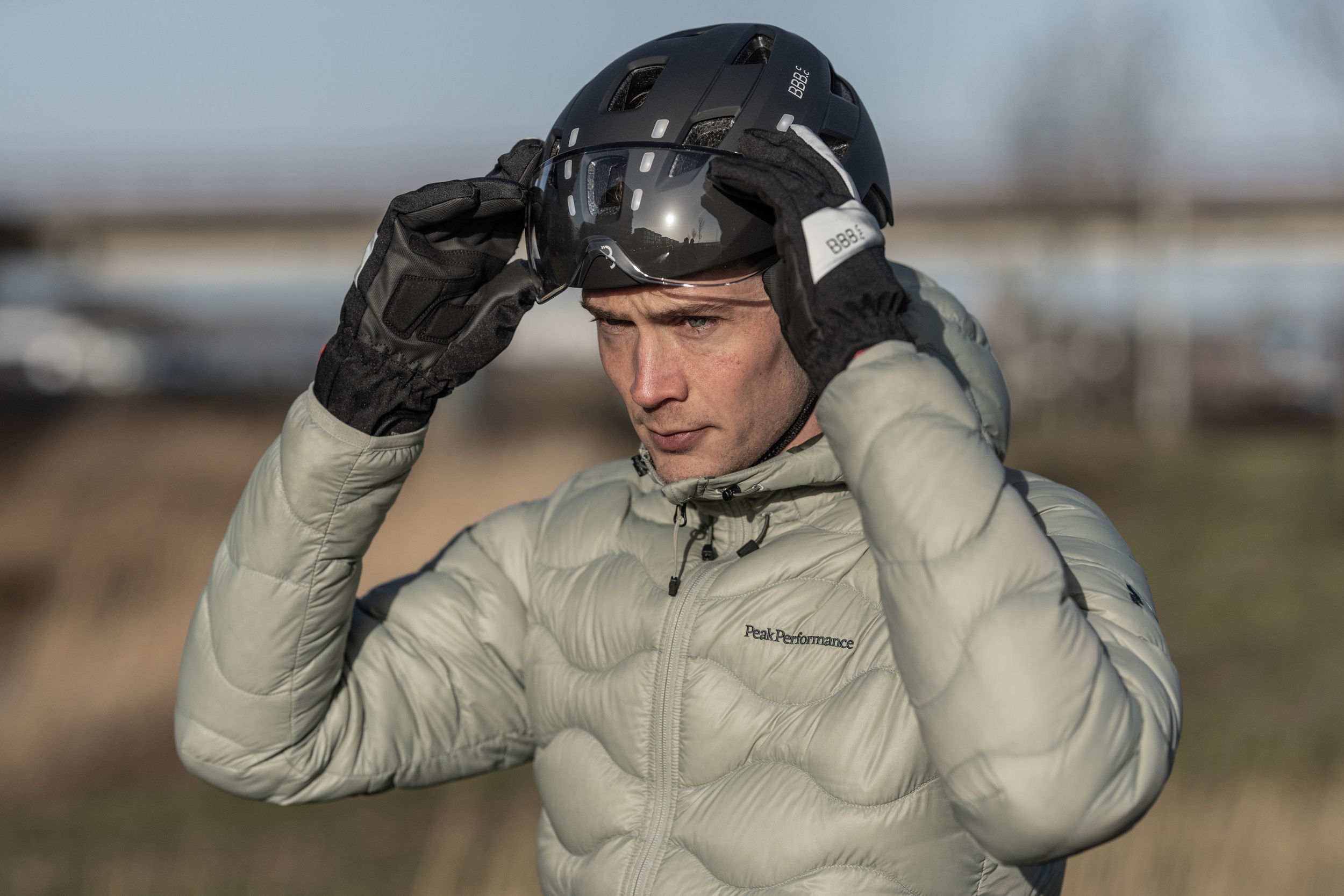 Casque-VAE-avec-visière-et-feux-bbb-cycling