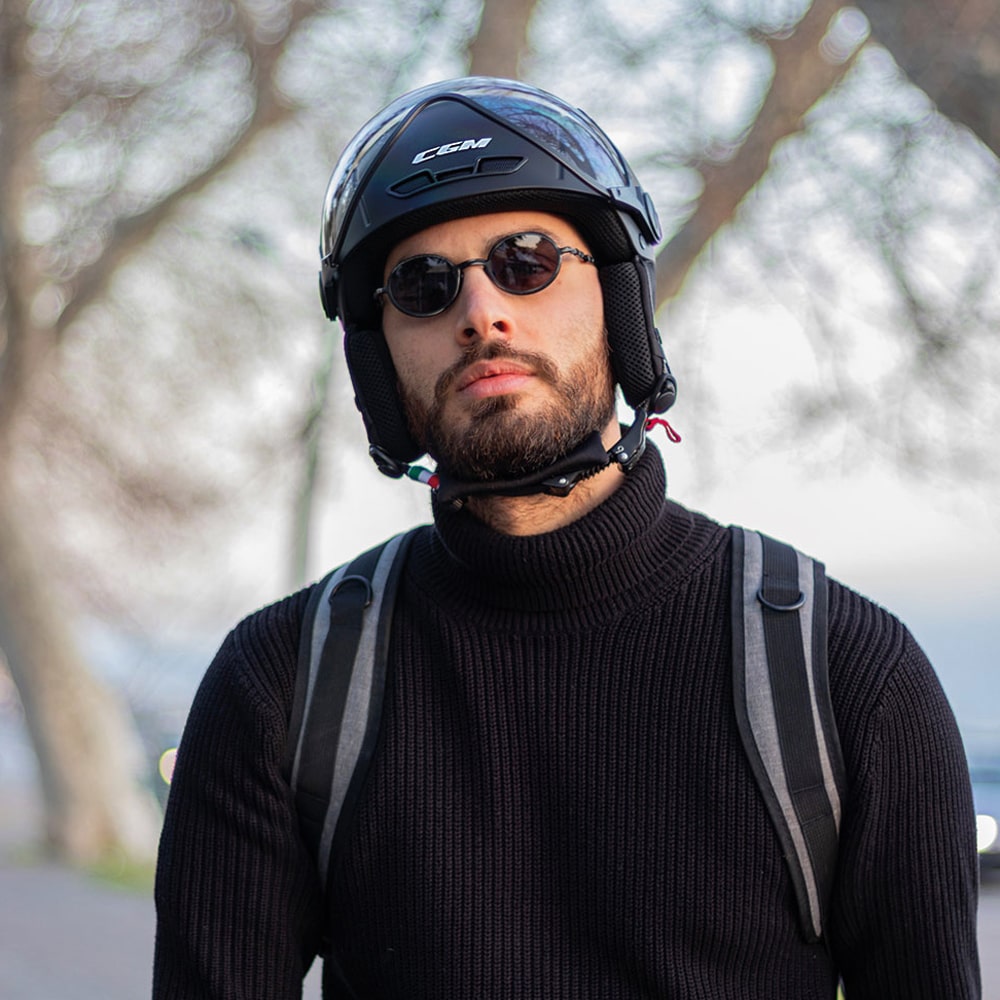 casque-velo-cgm-porte-homme-trentenaire