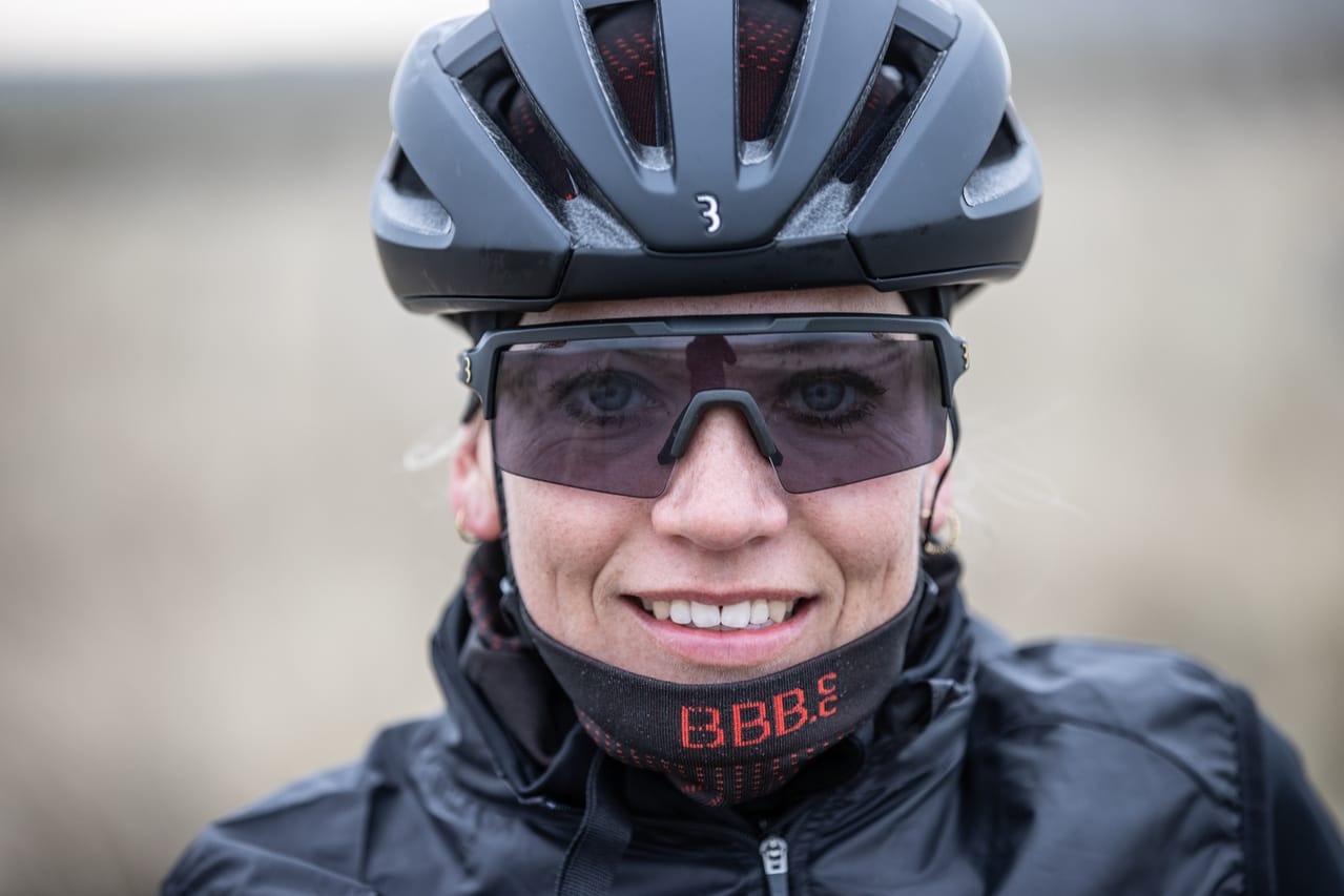 cache-cou-femme-velo-route