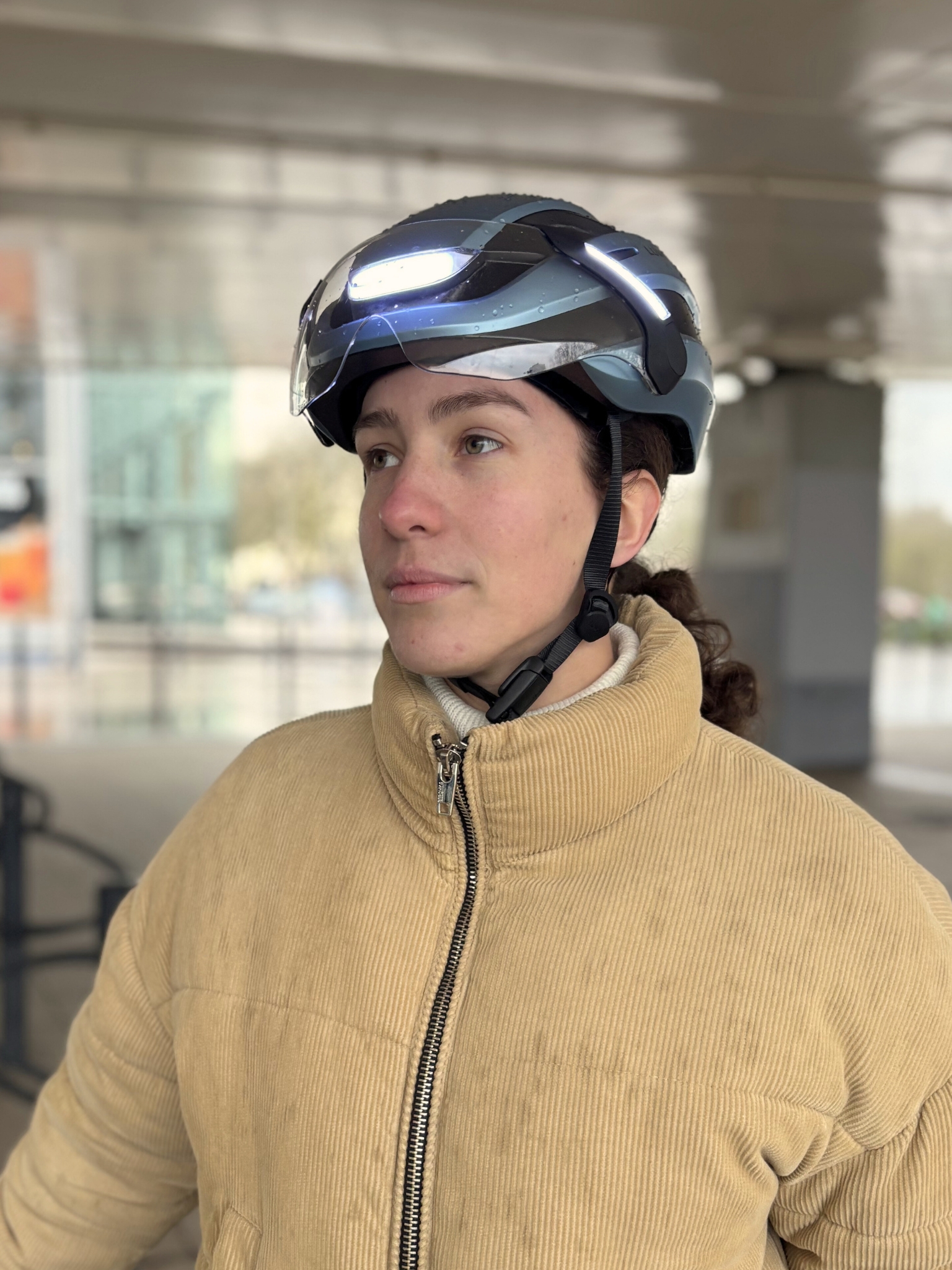 casque-velo-lumineux-route-femme