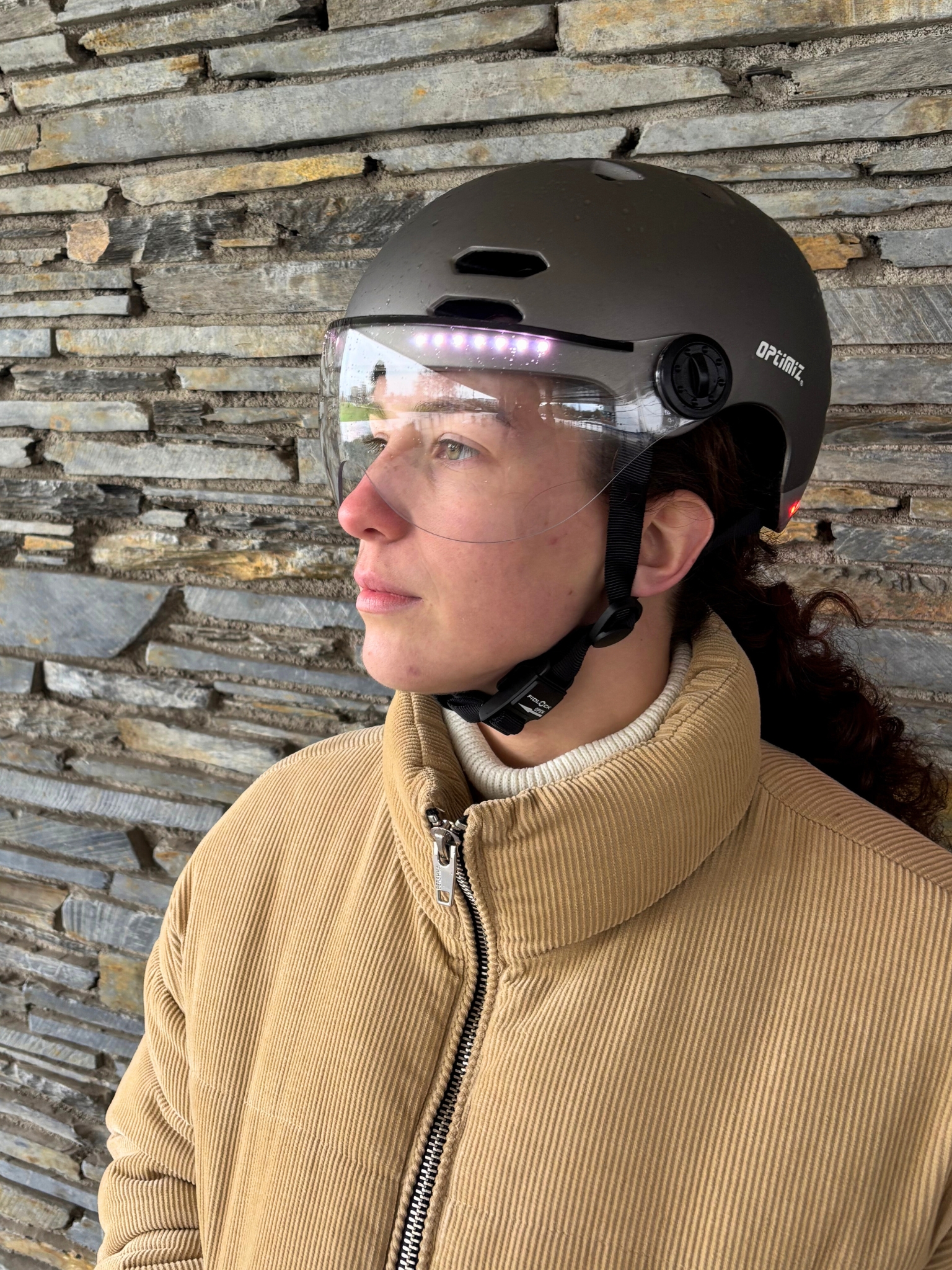 optimiz-casque-velo-lumineux-porte
